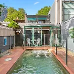 Country In City Darling Harbour Retreat Pool